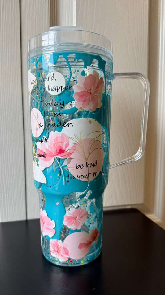 Vaso de 40 oz con diseño floral y mensaje empoderador | She Is