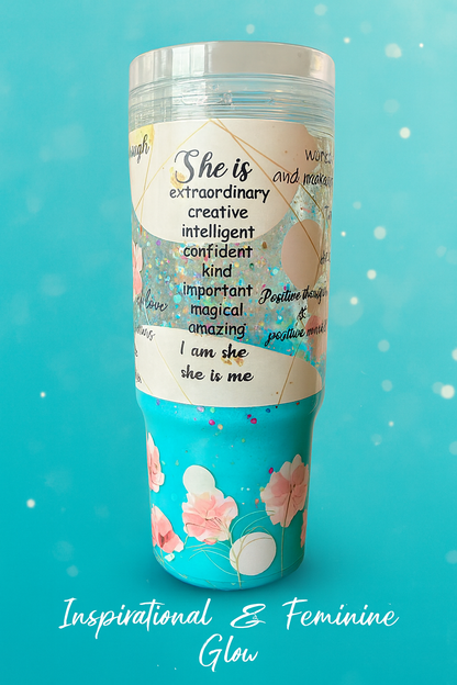 Vaso de 40 oz con diseño floral y mensaje empoderador | She Is