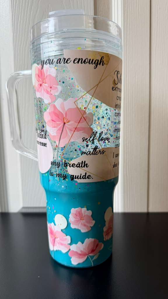 Vaso de 40 oz con diseño floral y mensaje empoderador | She Is