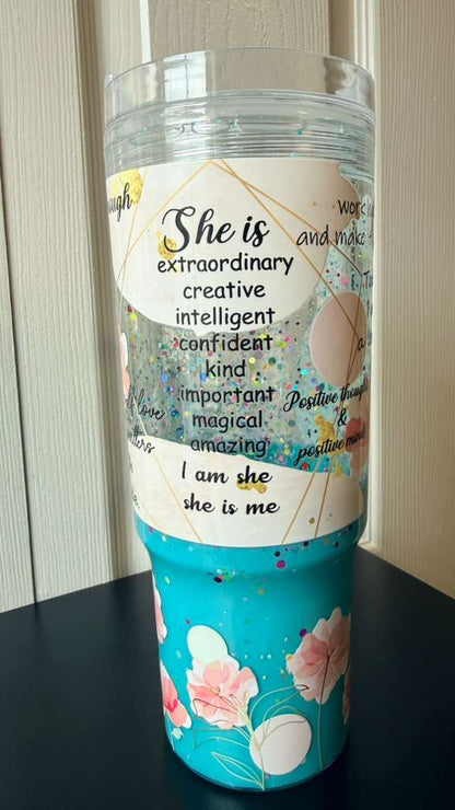 Vaso de 40 oz con diseño floral y mensaje empoderador | She Is